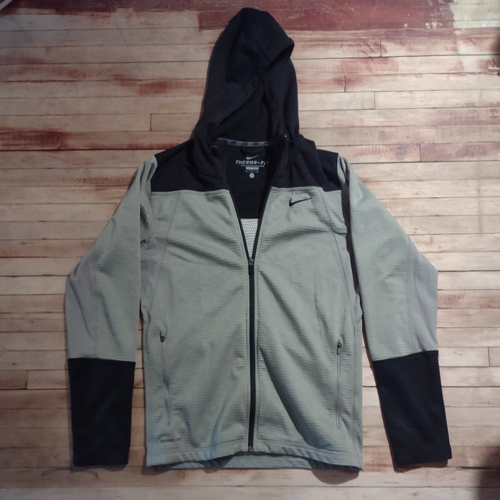 Nike gray and black therma fit jacket quilted small